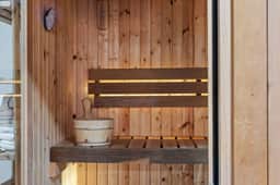 Air Conditioned- Private Sauna- Lake/Pool Access