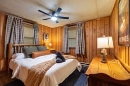 The Big Brown Cabin at Locust Lake - Image 3