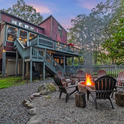 Air Conditioned- Private Sauna- Lake/Pool Access