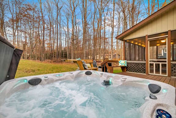 Pet Friendly|Hot Tub+Fire Pit|Screened in Porch