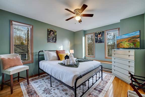 Pet Friendly|Hot Tub+Fire Pit|Screened in Porch