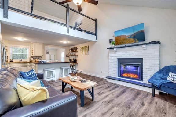 Beach/Pool Access·Pet Friendlyw/Hot Tub