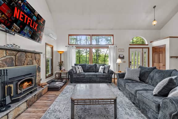 Air Conditioned- Private Sauna- Lake/Pool Access