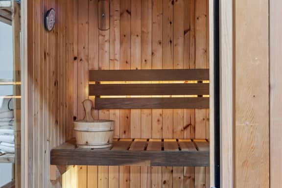 Air Conditioned- Private Sauna- Lake/Pool Access